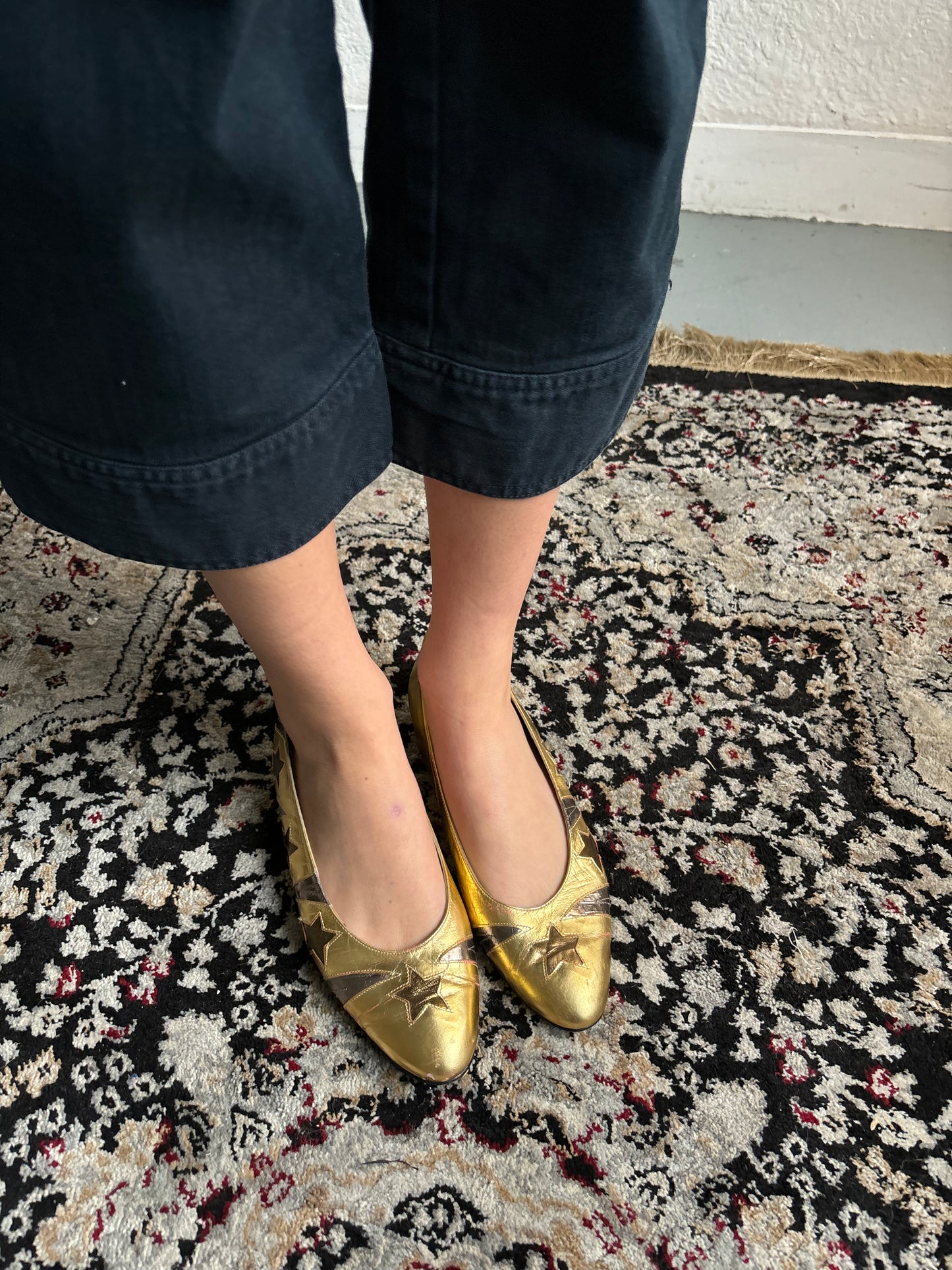 Roland Cartier Gold Leather Star Pumps