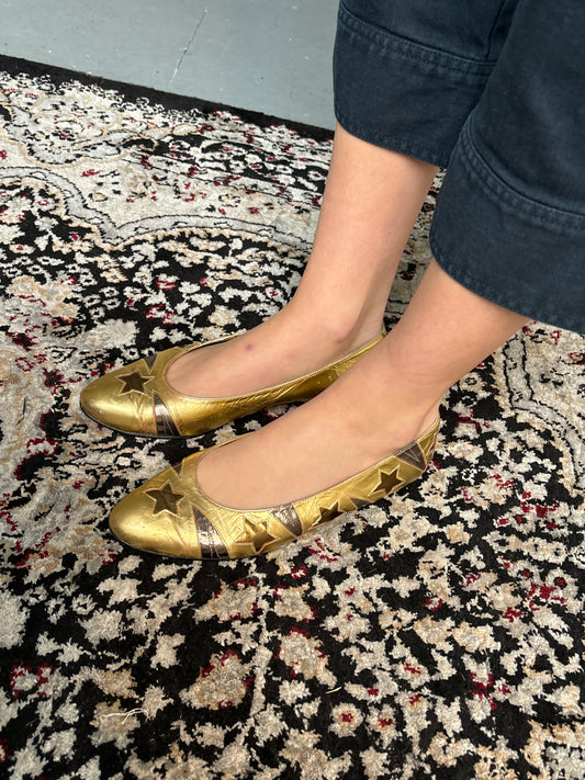 Roland Cartier Gold Leather Star Pumps